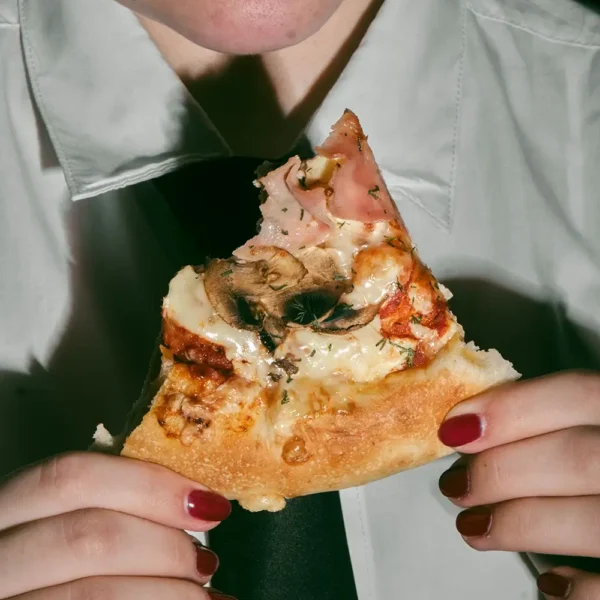 Pizzaslize fotad av matfotograf från Rosell Media i Linköping